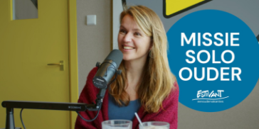 vrouw in podcast met microfoon voor zich