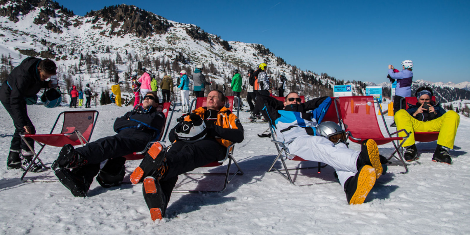 Zonnen tijdens de single wintersportvakantie 