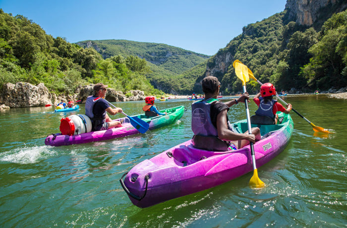Kajakkende ouders met hun kinderen in een Franse rivier
