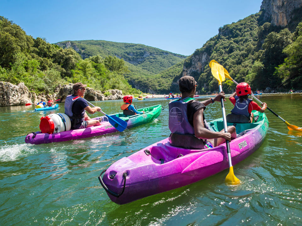 Kajakkende ouders met hun kinderen in een Franse rivier