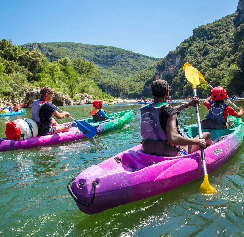 Kajakkende ouders met hun kinderen in een Franse rivier