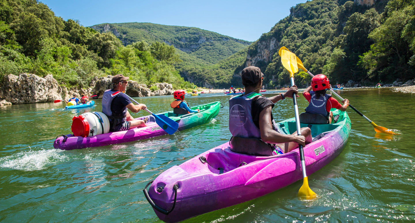 Kajakkende ouders met hun kinderen in een Franse rivier