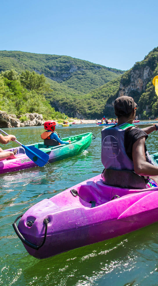 Kajakkende ouders met hun kinderen in een Franse rivier