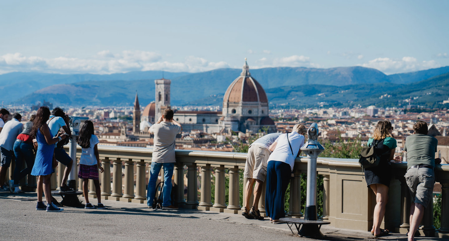Toeristen genieten van het uitzicht over de Piazzale Michelangelo in de stad Florence