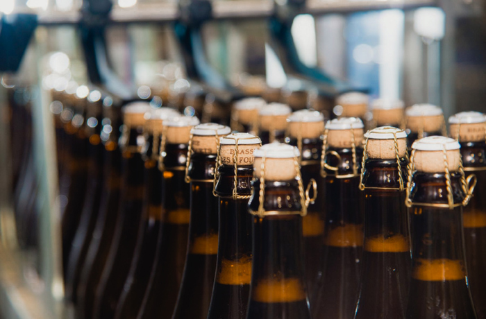 Ingezoomde foto van bierflesjes