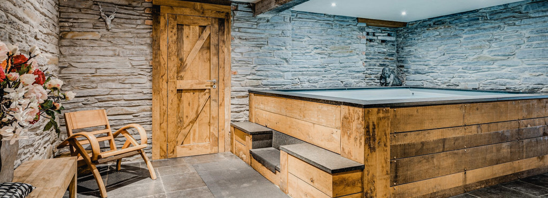 De jacuzzi in Domaine des Officiers in Vielsalm