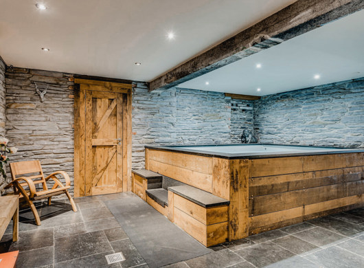 De jacuzzi in Domaine des Officiers in Vielsalm