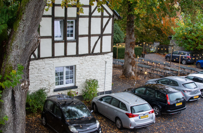 Een groepje geparkeerde auto's bij een vakantiehuis