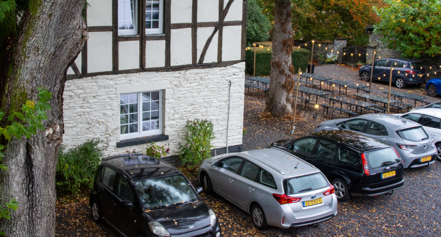Een groepje geparkeerde auto's bij een vakantiehuis