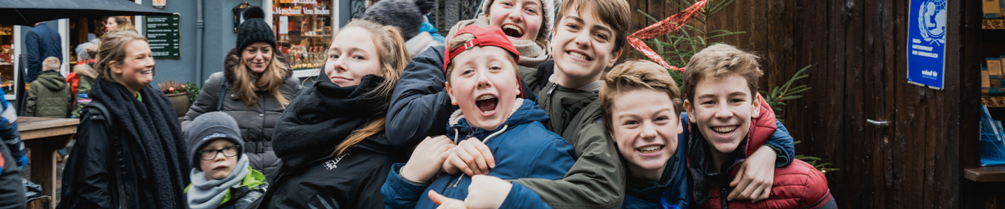 Groep kinderen heeft plezier op een kerstmarkt