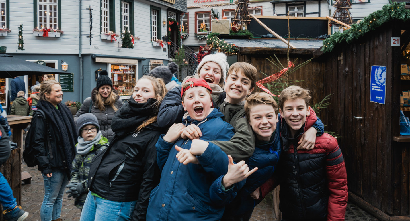 Groep kinderen heeft plezier op een kerstmarkt