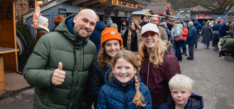 Vader met zijn kinderen op een kerstmarkt