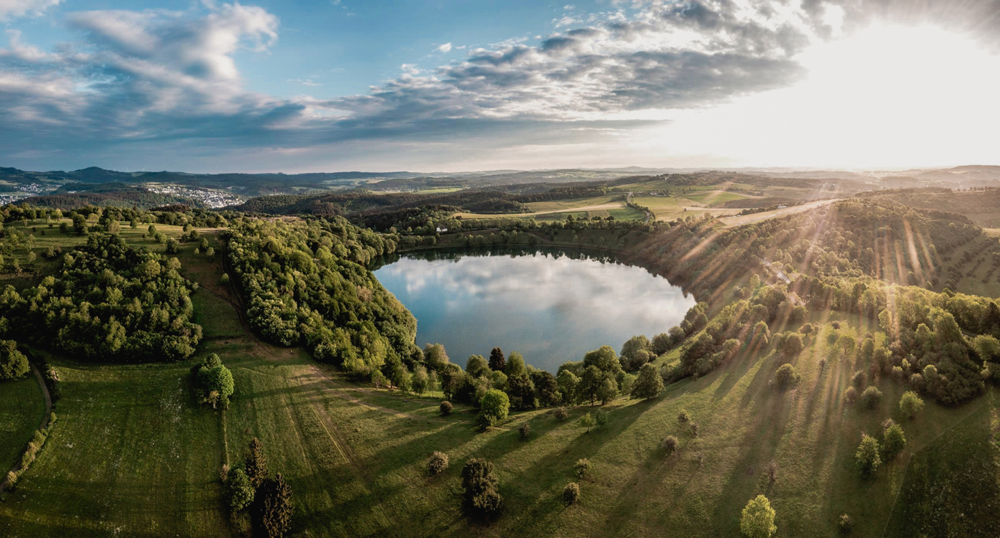 Het meer van de Eifel vanuit de lucht