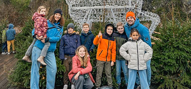 Kinderen poseren samen met Estivant begeleiders voor een groepsfoto