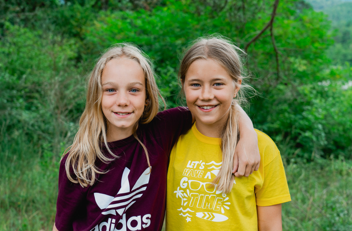 2 vriendinnen poseren in de natuur op hun vakantie