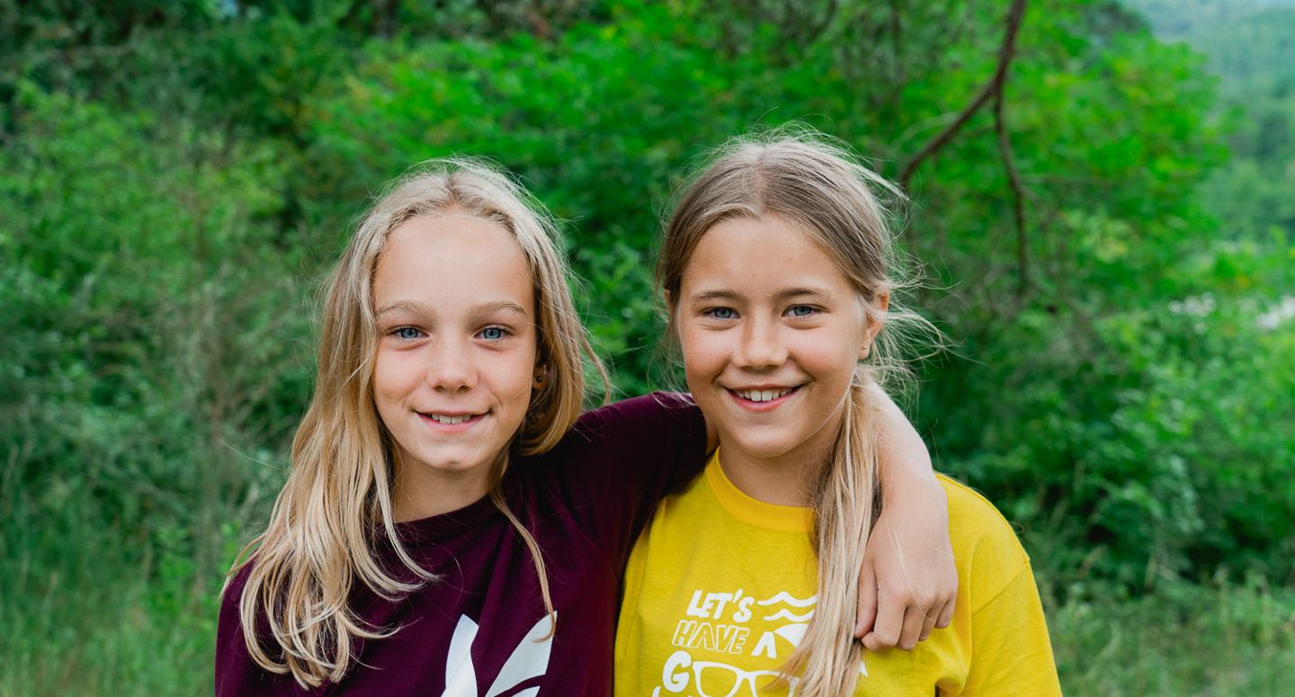 2 vriendinnen poseren in de natuur op hun vakantie