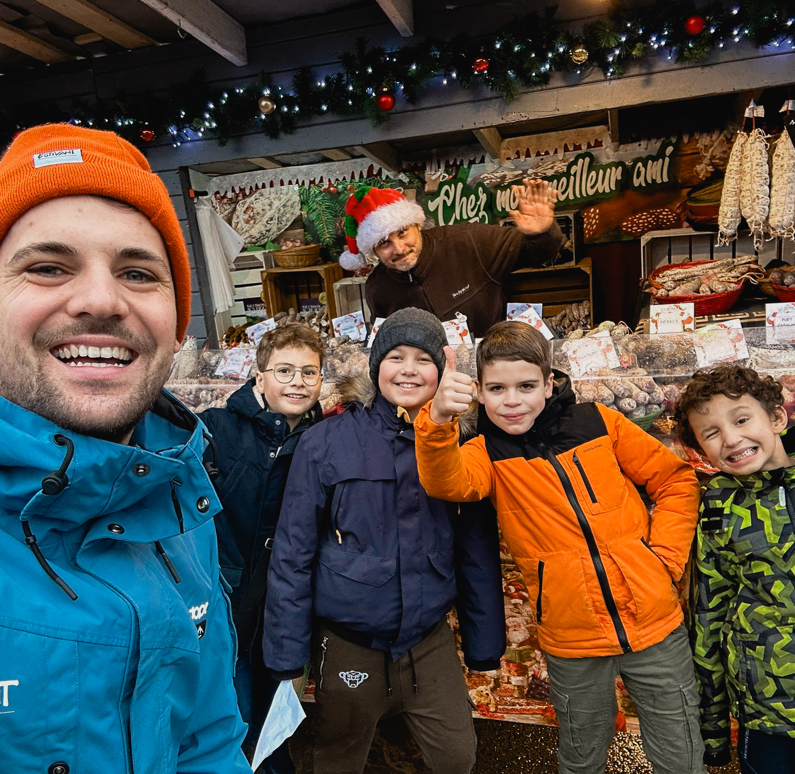 Estivant activiteitenbegeleider met een groep kinderen