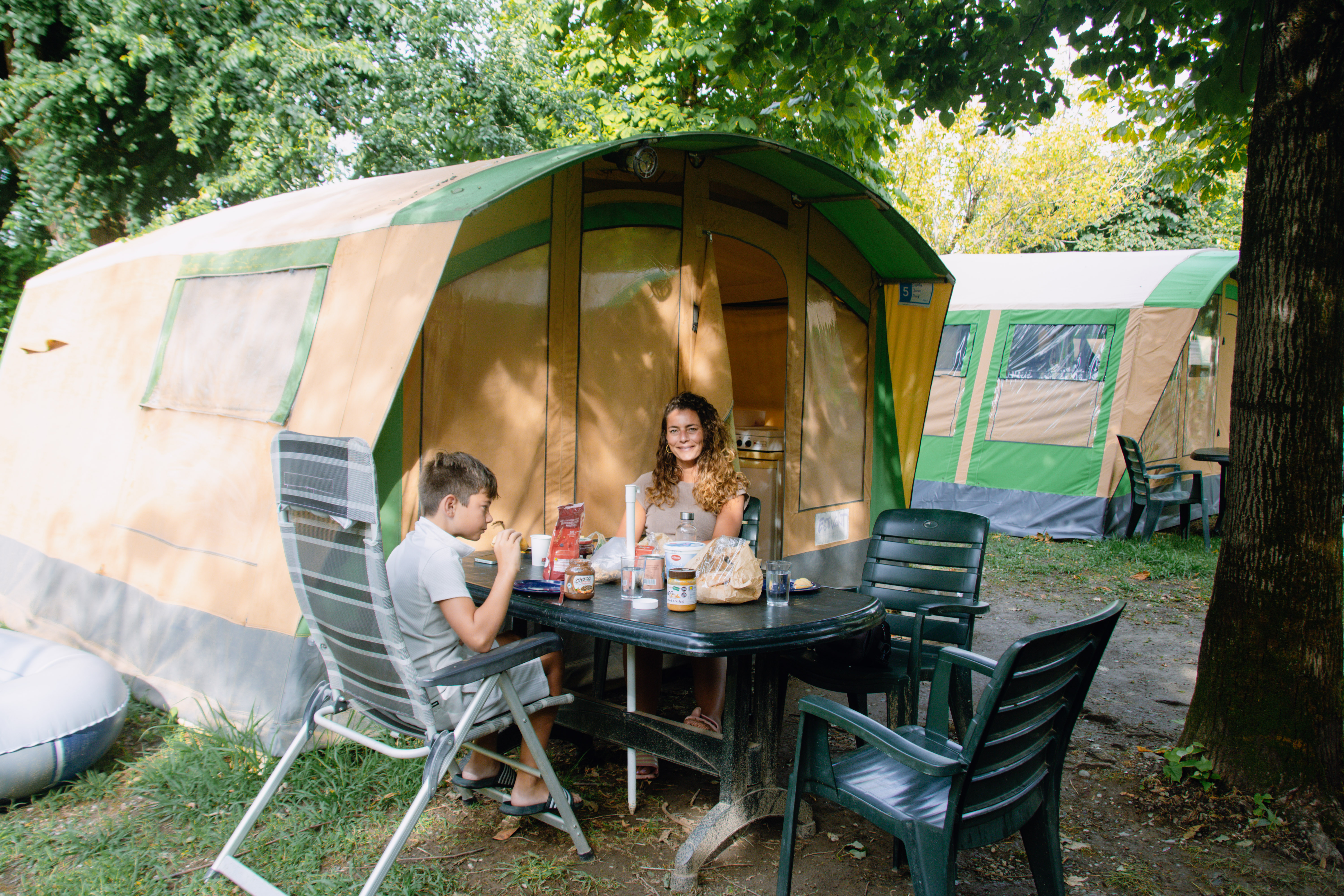 Moeder en haar kind genieten van hun ontbijt op een Estivant Eenoudervakantie