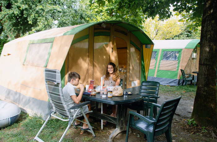Moeder en haar kind genieten van hun ontbijt op een Estivant Eenoudervakantie