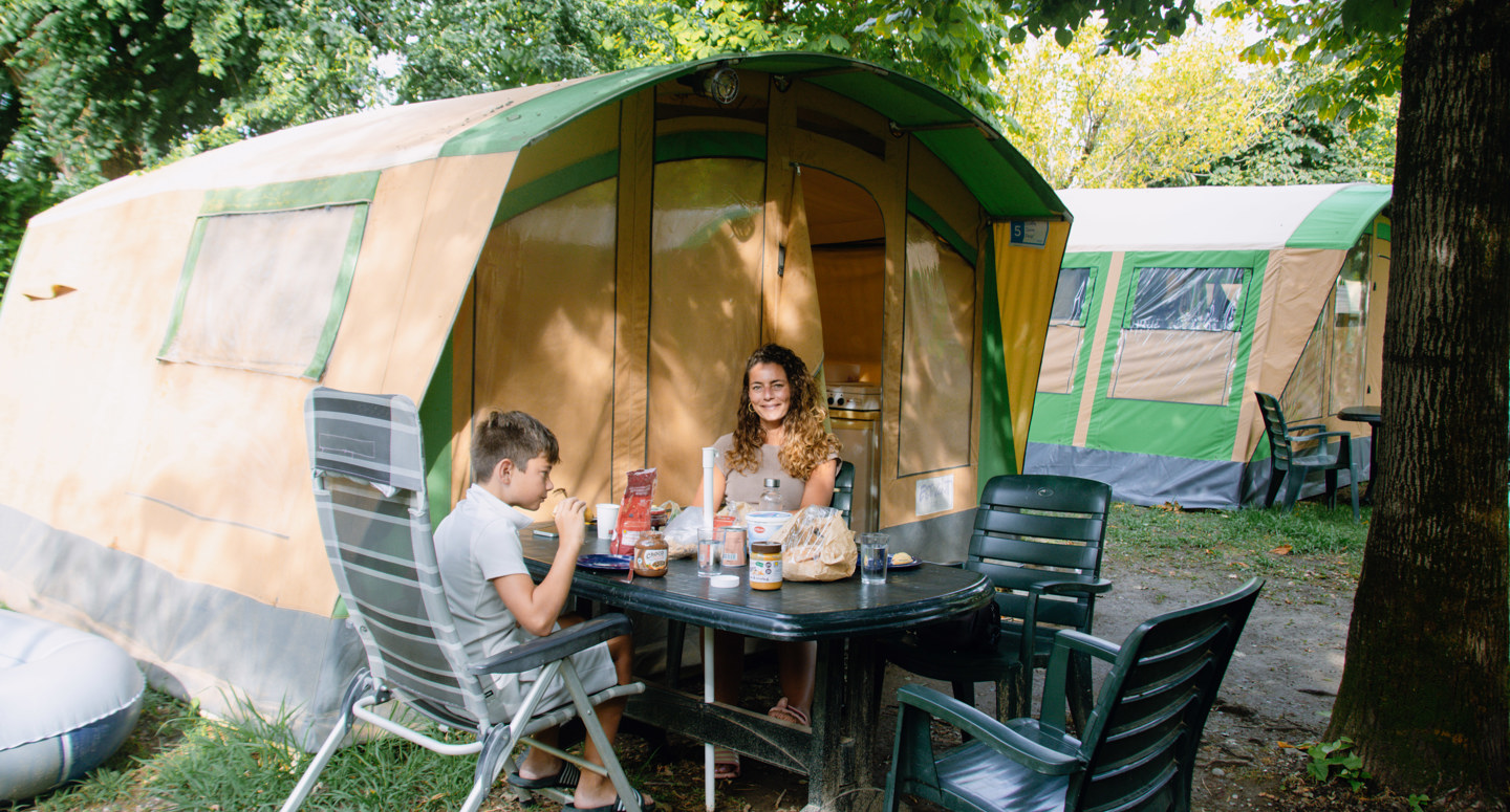 Moeder en haar kind genieten van hun ontbijt op een Estivant Eenoudervakantie