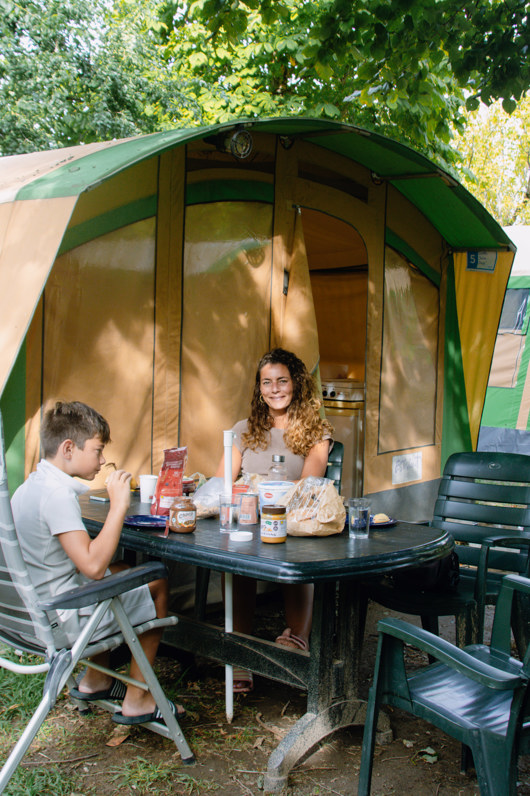 Moeder en haar kind genieten van hun ontbijt op een Estivant Eenoudervakantie