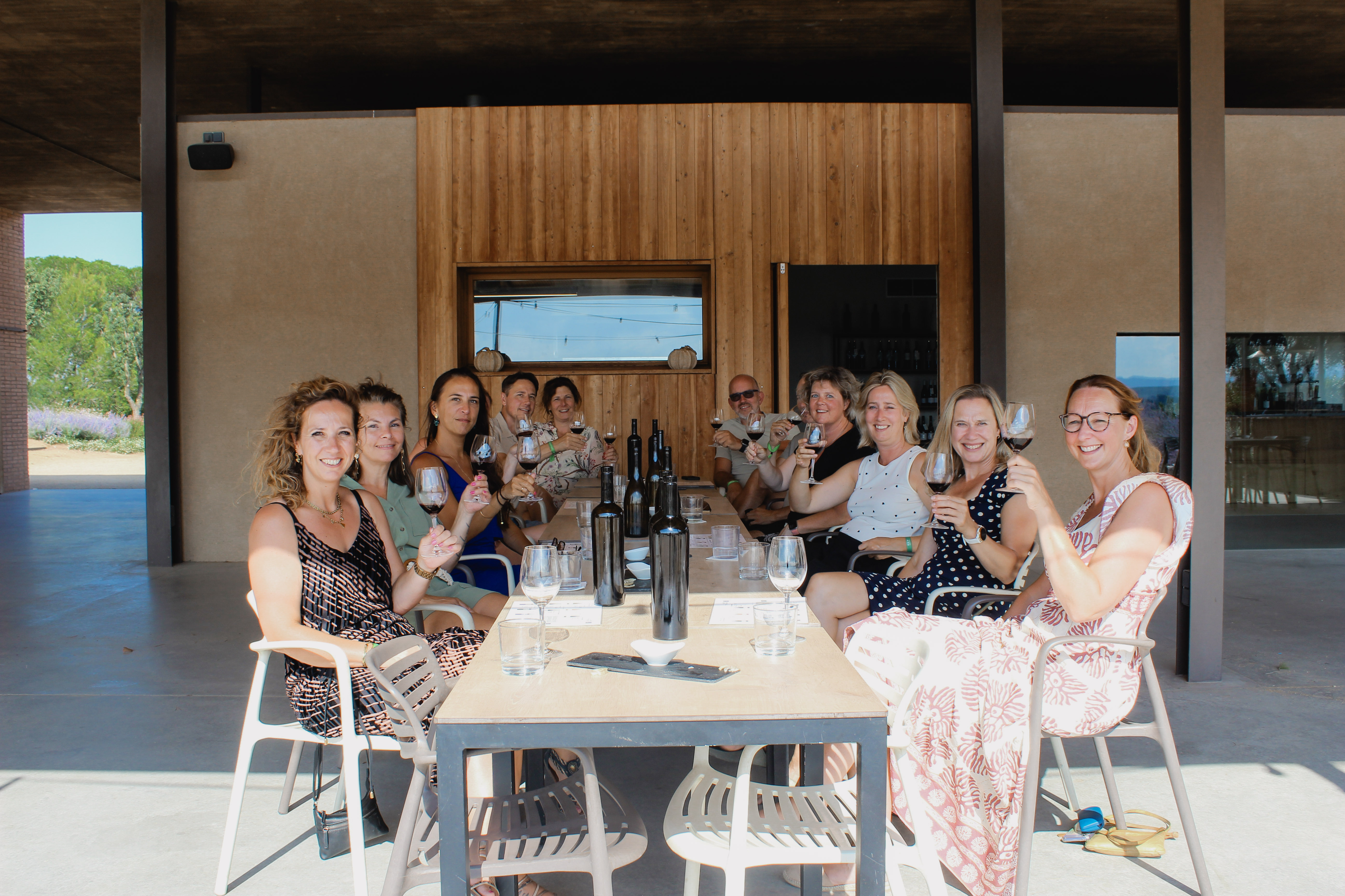 Groep volwassenen proost met een wijntje in een Italiaans restaurantje