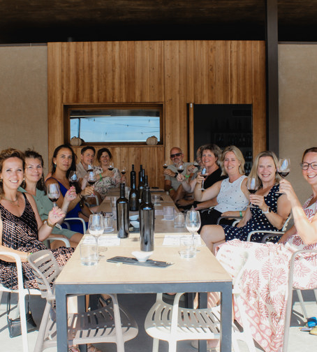 Groep volwassenen proost met een wijntje in een Italiaans restaurantje