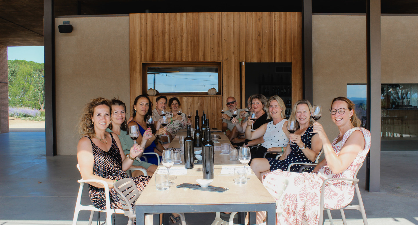 Groep volwassenen proost met een wijntje in een Italiaans restaurantje