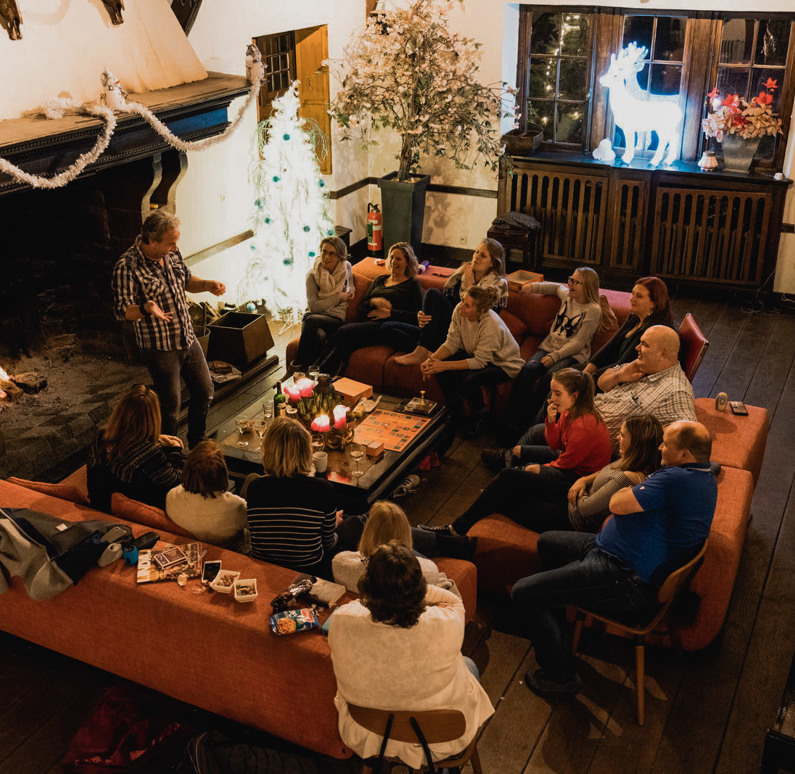 Ouders spelen samen met hun kinderen een spelletjesavond