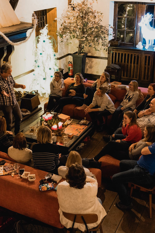 Ouders spelen samen met hun kinderen een spelletjesavond