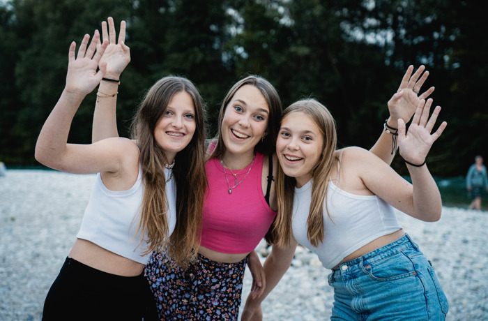 Drie tienermeiden poseren lachend voor een foto