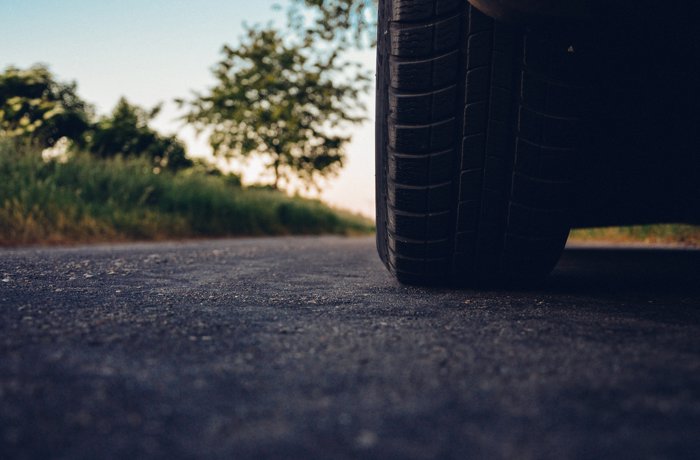 Een autowiel op de weg